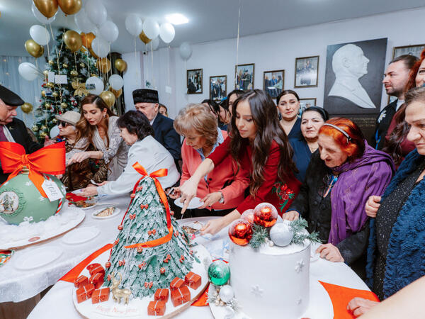 Leyla və Arzu Əliyevalar Ahıl şəxslər üçün sosial xidmət müəssisəsində bayram tədbirində iştirak ediblər - <span class="color_red">FOTO</span>