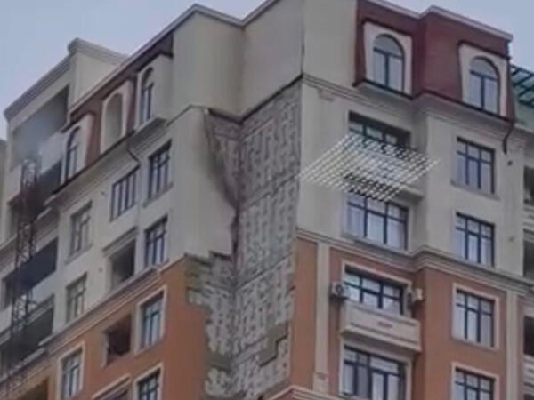 Nərimanovda binanın fasadı uçub yerə töküldü - <span class="color_red">VİDEO</span>