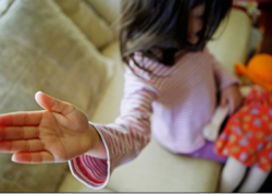 Narkotikə görə tutulmuşdu - 5 yaşlı qızına qarşı əxlaqsız videoları üzə çıxdı