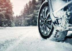 Avtomobil qayadan aşdı - Bir ailənin 3 üzvü xəsarət aldı