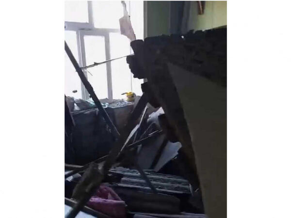 Mənzilin tavanı çökdü - xəsarət alanlar var