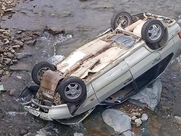 Buzlu yolda sürüşən maşın çaya aşdı