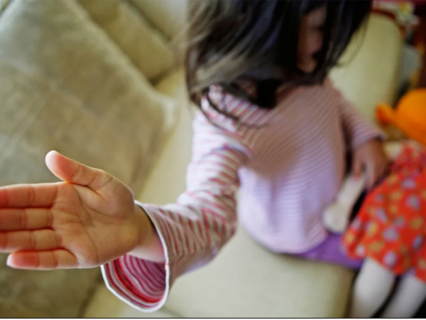 Narkotikə görə tutulmuşdu - 5 yaşlı qızına qarşı əxlaqsız videoları üzə çıxdı