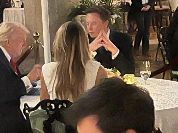 Tramp və arvadı aylar sonra Maskla eyni masada