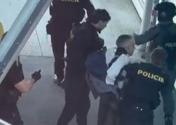 AZAL təyyarəsinə qanunsuz girmək istəyən belə saxlanılıb - <span class="color_red">ANBAAN VİDEO</span>