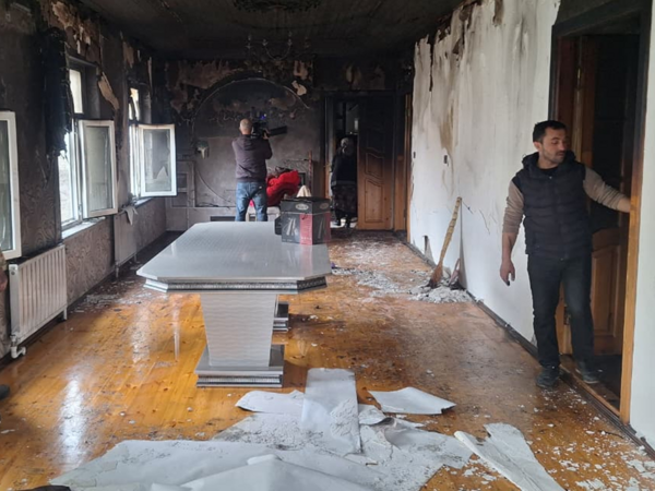 Oğrular mürəbbə yeyib evi yandırdılar - <span class="color_red">FOTO</span>