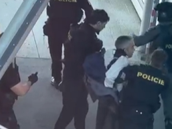 AZAL təyyarəsinə qanunsuz girmək istəyən belə saxlanılıb - <span class="color_red">ANBAAN VİDEO</span>