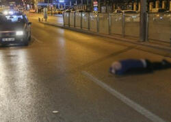 Bakıda maşın yolda uzanmış oğlanın üstündən keçdi