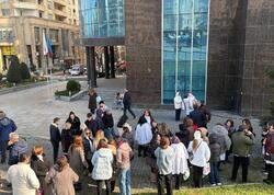 Stomatoloqlar TƏBİB-in qarşısına toplaşdı - İxtisarlara görə - <span class="color_red">FOTO</span>