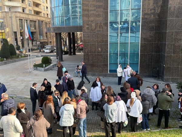 Stomatoloqlar TƏBİB-in qarşısına toplaşdı - İxtisarlara görə - <span class="color_red">FOTO</span>