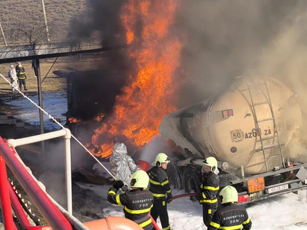 Qaxda yanacaq daşıyan avtomobildə güclü yanğın - Ölən var - <span class="color_red">VİDEO</span>