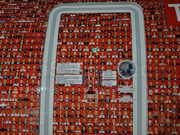 100 min işçinin şəklini təyyarəyə vurdular - <span class="color_red">FOTO</span>