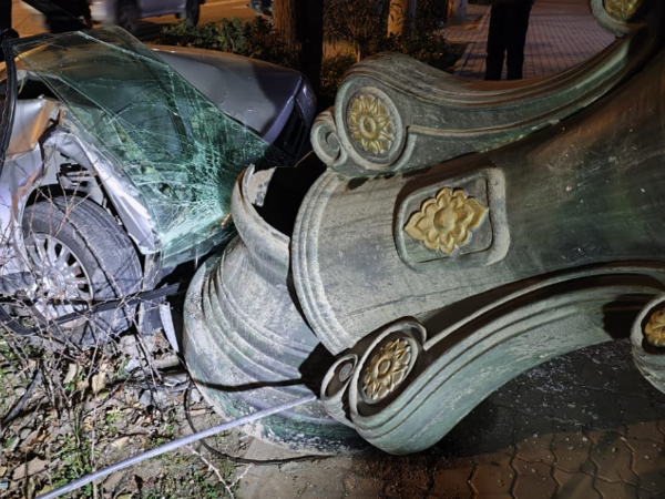 Avtomobil işıq dirəyini kökündən çıxardı - Yaralı var - <span class="color_red">FOTO</span>