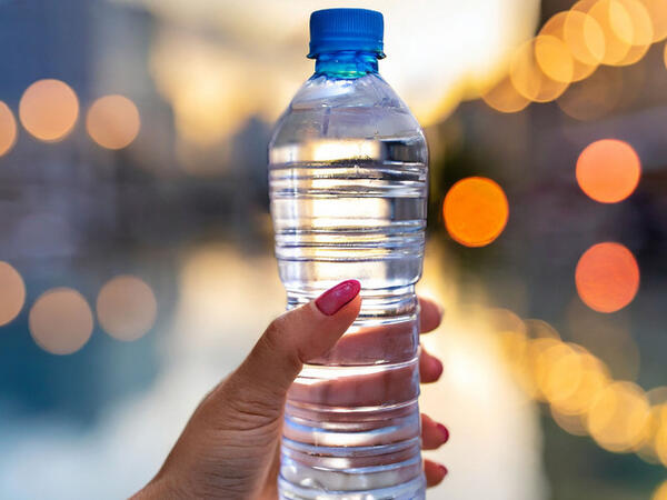 Hər gün plastik butulkadan su içənlər ildə 90 min əlavə mikroplastik hissəciyi udurlar