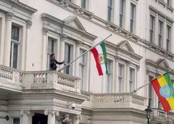 Londonda etirazçılar İran səfirliyinin binasındakı bayrağı görün nə ilə əvəzlədilər