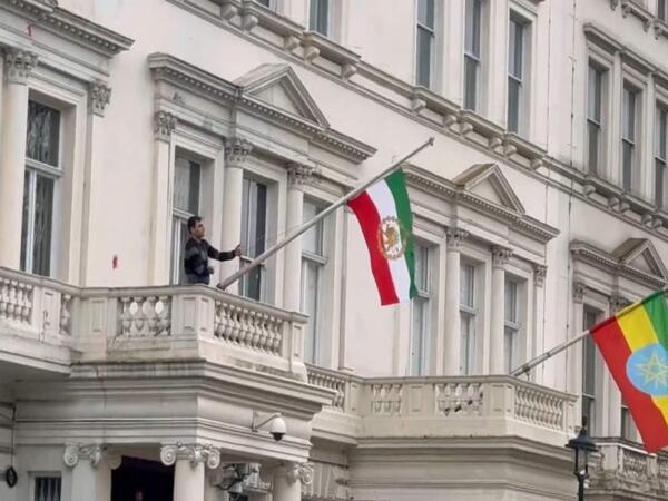 Londonda etirazçılar İran səfirliyinin binasındakı bayrağı görün nə ilə əvəzlədilər