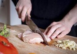 Çox sevilir, amma sağlamlığa ziyandır – Toyuğun bu hissələrini yeməyin! - <span class="color_red">VİDEO</span>