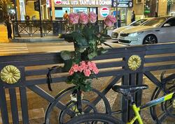 Övladını itirən ata hər gün metronun kənarına gül qoyur - <span class="color_red">FOTO</span>