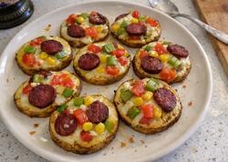 Xəmir yoğurmadan pizza ləzzəti: Sobada kartof əsaslı kolbasalı dilimlər