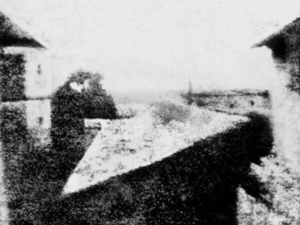 Dünyanın ilk fotoşəkili: 8 saatlıq səbrin nəticəsi