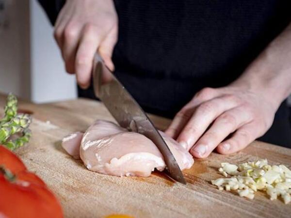 Çox sevilir, amma sağlamlığa ziyandır – Toyuğun bu hissələrini yeməyin! - <span class="color_red">VİDEO</span>