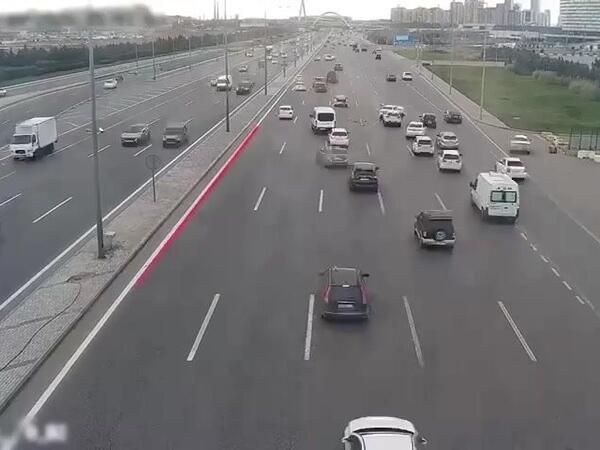 Aeroport yolundakı qəza hərəkəti "iflic" etdi - <span class="color_red">VİDEO</span>