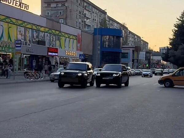 “450 manat ver, ürəyin istəyən kimi avtoxuliqanlıq et” - “Rent a car”ın reklamı - <span class="color_red">VİDEO</span>