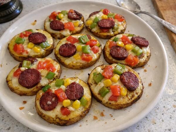 Xəmir yoğurmadan pizza ləzzəti: Sobada kartof əsaslı kolbasalı dilimlər