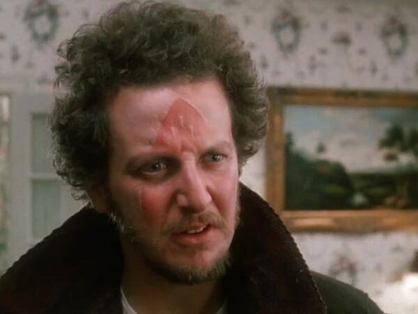 “Evdə tək”in aktyoru xanıma etdiyi təklifə görə cərimələndi