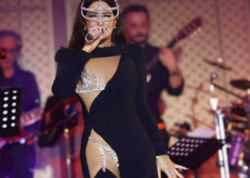 71 yaşlı türk müğənni geyimi ilə müzakirə yaratdı - <span class="color_red">FOTOlar</span>