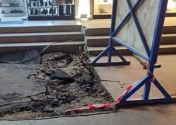 Bakıda yeni asfalt çəkilən ərazi bir gün sonra tamamilə ÇÖKDÜ - <span class="color_red">FOTO</span>