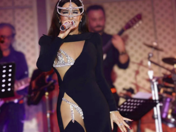 71 yaşlı türk müğənni geyimi ilə müzakirə yaratdı - <span class="color_red">FOTOlar</span>