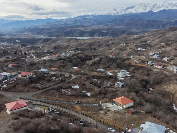 Prezident Ağdərə rayonunun Heyvalı kəndində görülmüş işlərlə tanış olub
