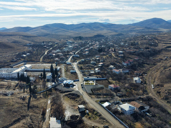 İlham Əliyev Aşağı Oratağ kəndində görülmüş işlərlə tanış olub