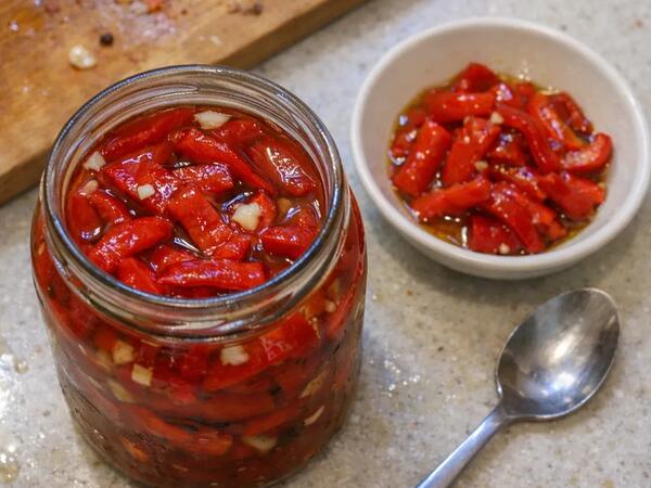 Bankada qırmızı bibər konservi: Sirkə və zeytun yağı ilə möhtəşəm dad