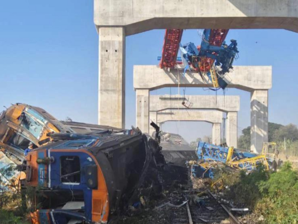 Tailandda kran qatarın üstünə aşdı - Çox sayda ölən və yaralanan var