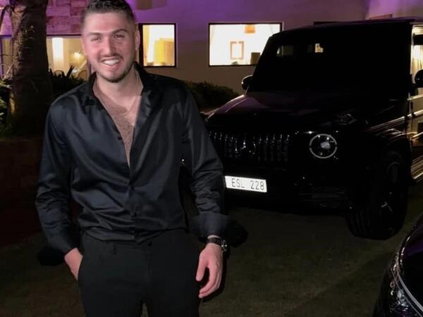 Reper atasına 10 milyonluq avtomobil hədiyyə etdi - <span class="color_red">FOTO</span>