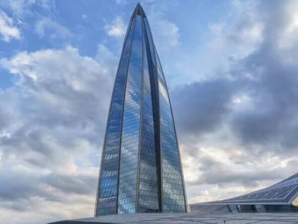 90 dərəcə bükülən möcüzə: Zirvəsindəki buzu kondisionerə çevirən bina