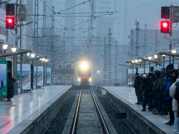 Qatarlar havaya görə gecikə bilər