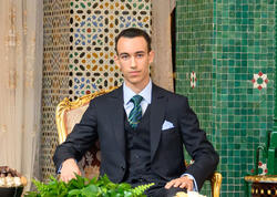 22 yaşlı Mərakeş Şahzadəsinin əlini öpmək istəyənlərə REAKSİYASI - <span class="color_red">VİDEO</span>