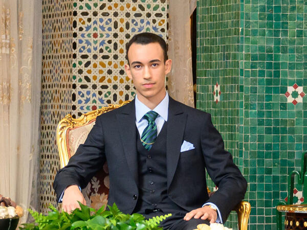 22 yaşlı Mərakeş Şahzadəsinin əlini öpmək istəyənlərə REAKSİYASI - <span class="color_red">VİDEO</span>