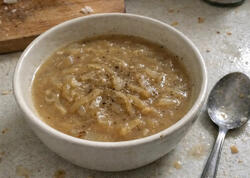 Karamelizə soğanlı şorba resepti: az ərzaqla zəngin ləzzət