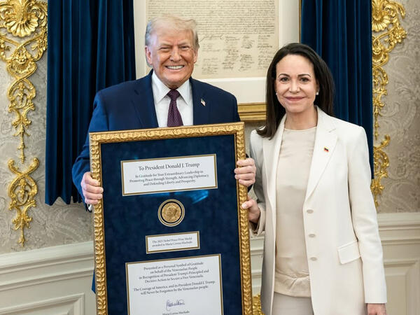 Nobel Sülh Mükafatını Trampa verdi - <span class="color_red">FOTO</span>