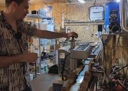 Kiçik dükanı fabrikə çevirdi: İldə 129 milyon qazanan gənc nəhəng şirkətlərə meydan oxuyur