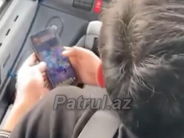 Sükan arxasında oyun oynayan avtobus sürücüsü işdən çıxarıldı