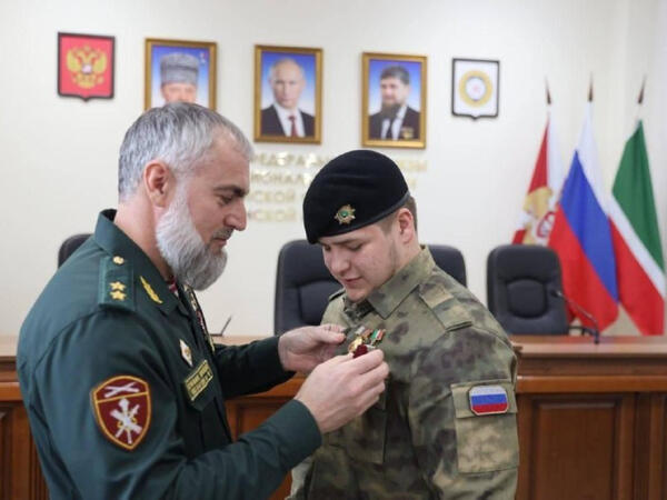 Kadırovun oğlu qəzadan sonra medalla təltif edildi
