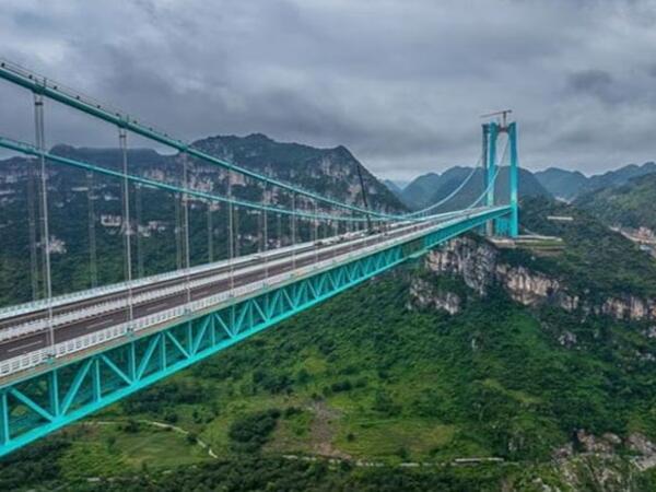 Dünyanın ən hündür körpüsü: üzərində kafesi belə var