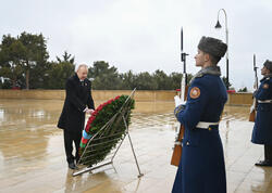 İlham Əliyev 20 Yanvar şəhidlərinin xatirəsini yad edib - FOTO