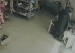 2 minlik siqareti belə oğurladı - <span class="color_red">ANBAAN VİDEO</span>