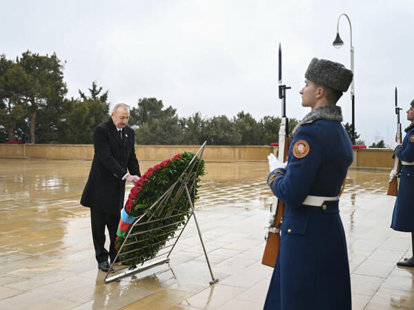 İlham Əliyev 20 Yanvar şəhidlərinin xatirəsini yad edib - FOTO